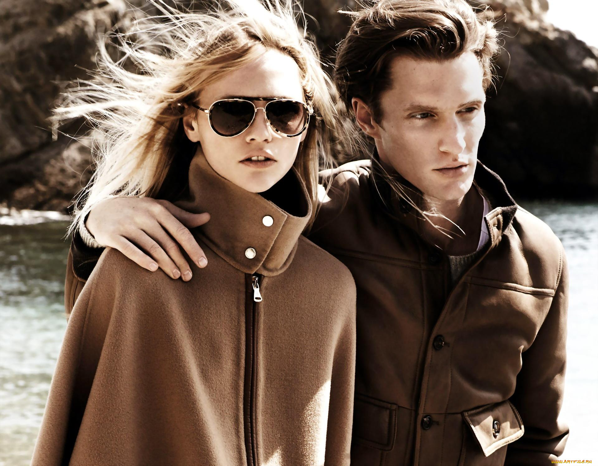 Massimo dutti spain. Мужчина и женщина в пальто. Мужчина в пальто с девушкой. Мужская и женская одежда. Очки с пальто.